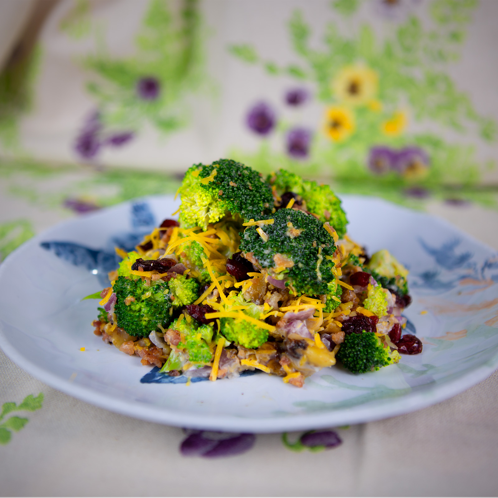 Recreating the iconic Ruby Tuesday Broccoli Salad: A mouthwatering copycat recipe. Also Keto Diet Friendly too!  Ruby Tuesday Broccoli Salad is so tasty.